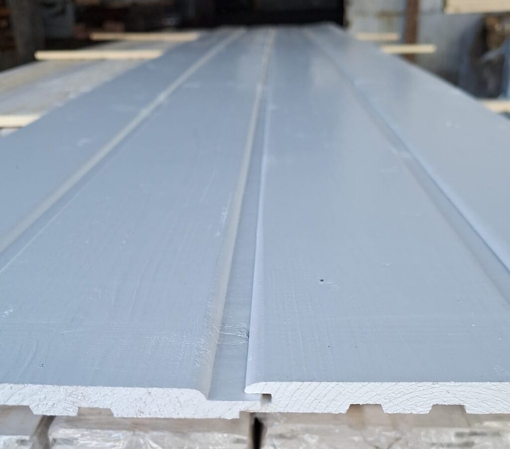 Vidaus dailylentės LYGIOS SU TARPU, 12x121mm, eglės medienos, dažytos RAL 9016